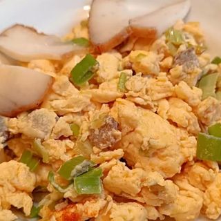 Бъркани яйца със сланина и праз