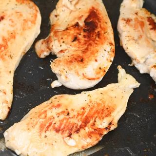 Пилешко филе на тиган с картофена салата и туршия