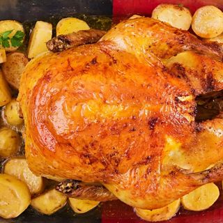 Пълнена пуйка с ориз и гарнитура картофи