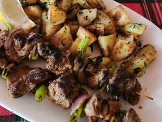 Свински шишчета със сотирани картофи