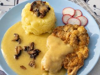 Пилешка пържола с гъбен сос и картофено пюре
