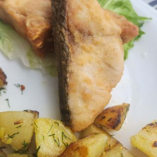 Пържен толстолоб със сотирани  картофи
