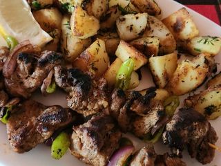 Пилешки шишчета с гарнитура сотирани картофи