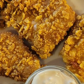 Пилешки хапки с корнфлейкс и чеснов сос