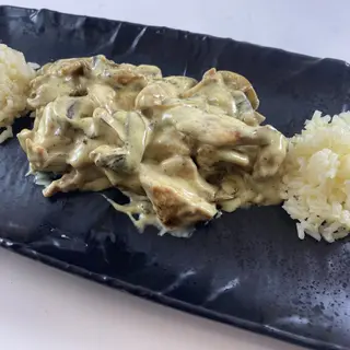 Пиле с гъби и топено сирене