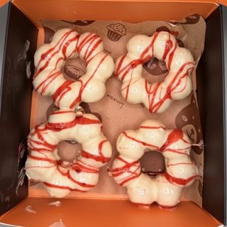 МОЧИ ДОНЪТС С БЯЛ ШОКОЛАД И СЛАДКО ОТ ЯГОДИ