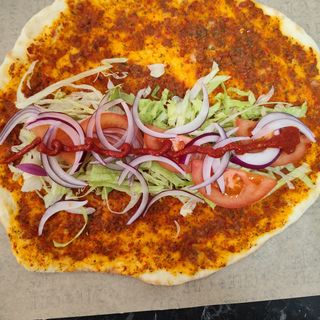 Лахмаджун със сирене