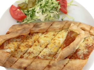 Пиде с кайма и кашкавал