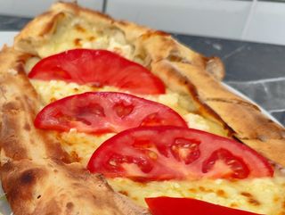 Мини пиде,с Кашкавал и домати