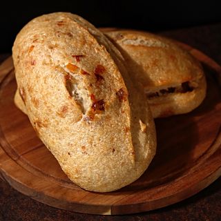 Тартин на закваска със сушени домати и маслини