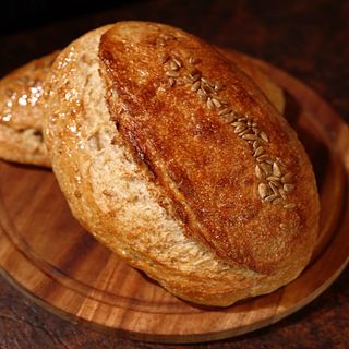 Пълнозърнест хляб със семена на закваска