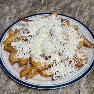 Домашно пържени картофи със сирене 330 гр.