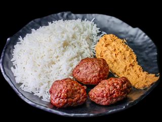 Телешки кюфтета чисти три броя с две гарнитури по избор (450г)