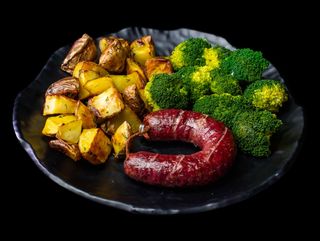 Телешки суджук един брой с две гарнитури по избор (450г)