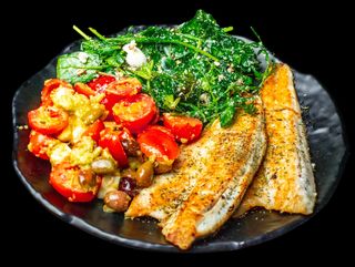 Лаврак филе два броя с две гарнитури по избор (450г)