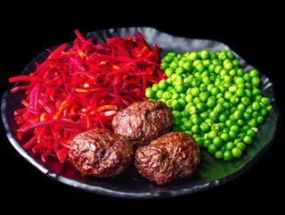 Конски кюфтета три броя с две гарнитури по избор (450г)