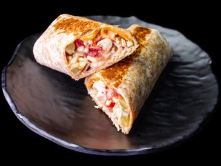 Тортила с пилешко с една гарнитура по избор