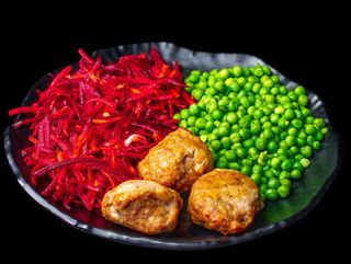 Пилешки кюфтета три броя с две гарнитури по избор (450г)