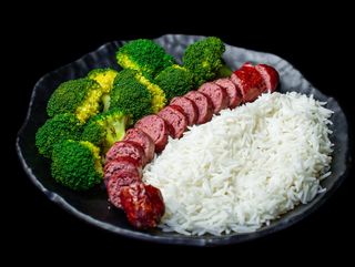 Телешка наденица един брой с две гарнитури по избор (450г)