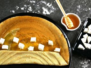 Палачинка с мед и сирене