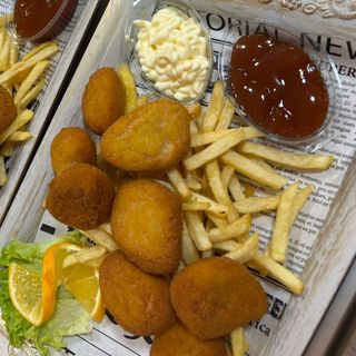 Пилешки хапки с пържени картофи