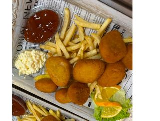 Пилешки хапки с пържени картофи