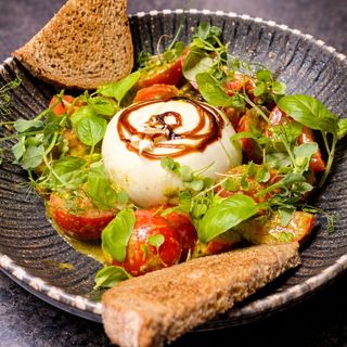 Салата Бурата с чери домати