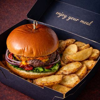 Класически бургер с телешко с домашни пържени картофи