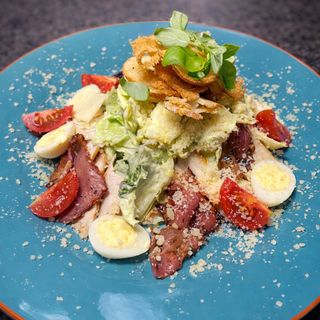 Салата  Цезар с пиле и бекон