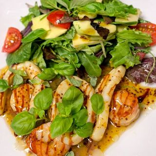 Топла салата с морски дарове в цитрусов сос с лаймово сладко