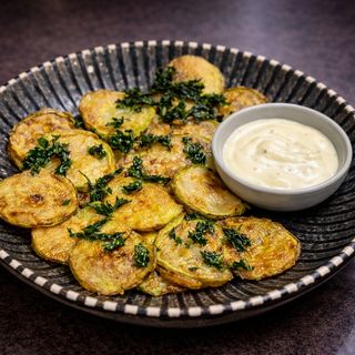 Пържени тиквички с чеснов сос