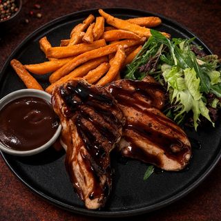 Филе от пилешко бутче в марината от трюфели с батат фри