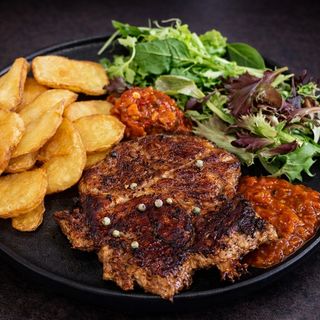 Пепър стек от свински врат с пържени крънч картофки