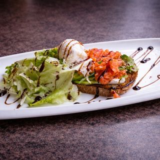 Тост с пушена сьомга и авокадо