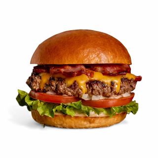 Бекон Чийзбургер с Black Angus и пържени картофи