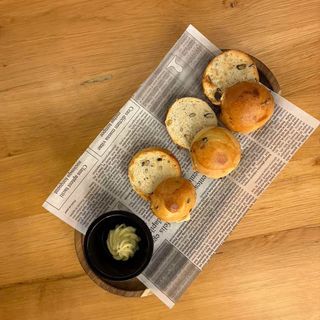 Домашен хляб с билково масло