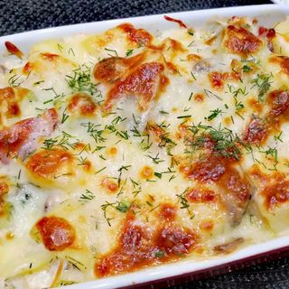 Запеканка с пиле, броколи и сос сирена