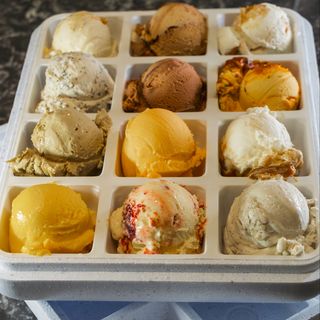 Кутия с 12 топки сладолед със захар