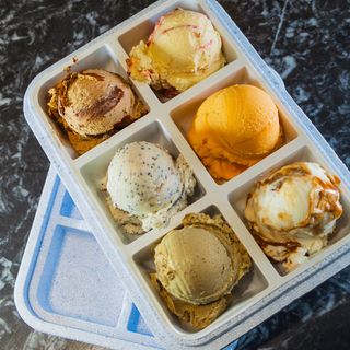 Кутия с 6 топки сладолед