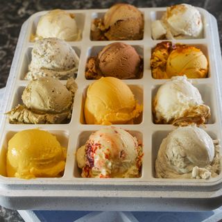 Кутия с 12 топки сладолед