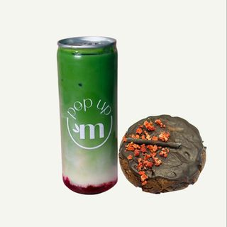 Комбо матча с ягода + бисквиткa с черен шоколад и крем от ягода