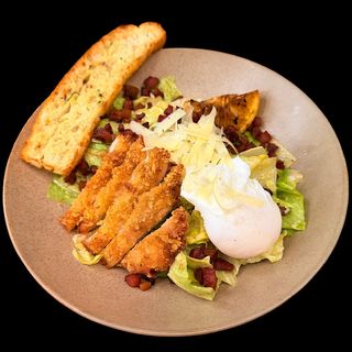 Салата Цезар с пържено пилешко филе