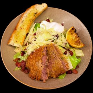 Салата Цезар с панирано телешко бон филе