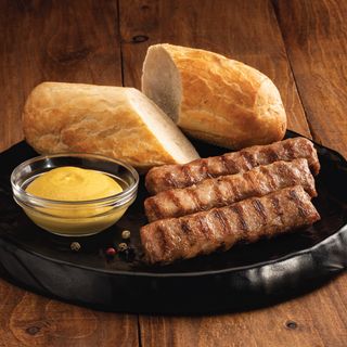 Тройка кебапчета с хлебче и сос