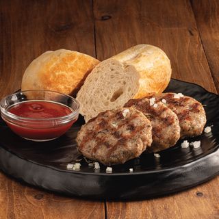 Тройка кюфтета с хлебче  и сос