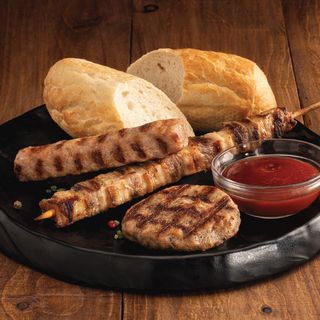 Тройка мешана с хлебче и сос