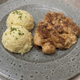 ПИЛЕШКА ПЪРЖОЛА БУТ НА СКАРА С КАРТОФЕНО ПЮРЕ