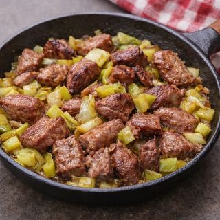 СВИНСКО С ПРАЗ ЛУК НА ТИГАН