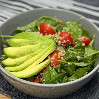 ОБЕДНО САЛАТА СЪС СПАНАК,КИНОА И АВОКАДО 250