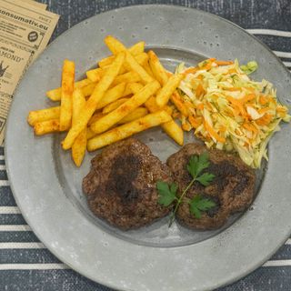 Порция свински кюфтета на скара с гарнитура зеле и моркови и пържени картофи